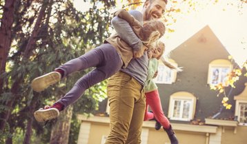 Haus-Familie-Wohnen-Serie-23-14 Vater spielt mit seinen Kindern