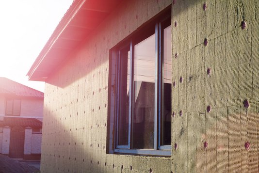 bauen-haus-fassade-wand-hausfassade-daemmung-rohbau-01